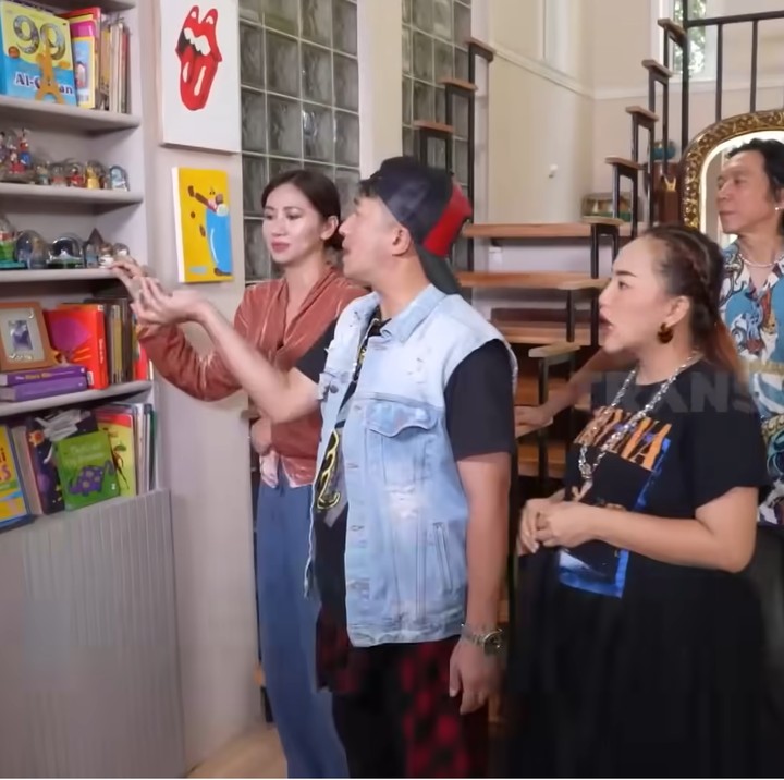 <p>Selain itu, ada juga koleksi snowglobe dari berbagai negara yang pernah dikunjungi oleh Bimbim dan Reny. (Foto: YouTube TRANS7 OFFICIAL)</p>