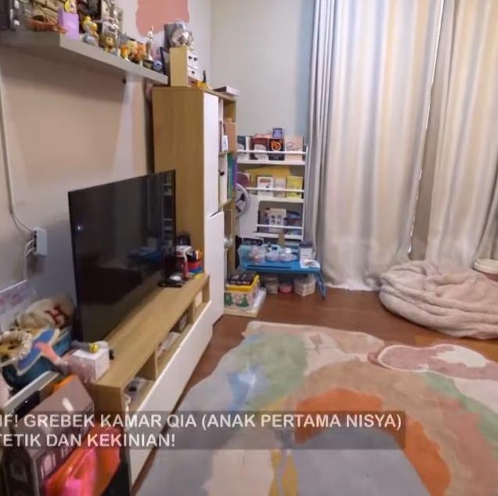 <p>Sementara itu, kamar anak sulungnya yang bernama Qia terlihat lebih <em>aesthetic</em> dan kekinian. Kamarnya itu bernuansa pink dan dilengkapi koleksi Harry Potter. (Foto: YouTube TRANS7 OFFICIAL)</p>