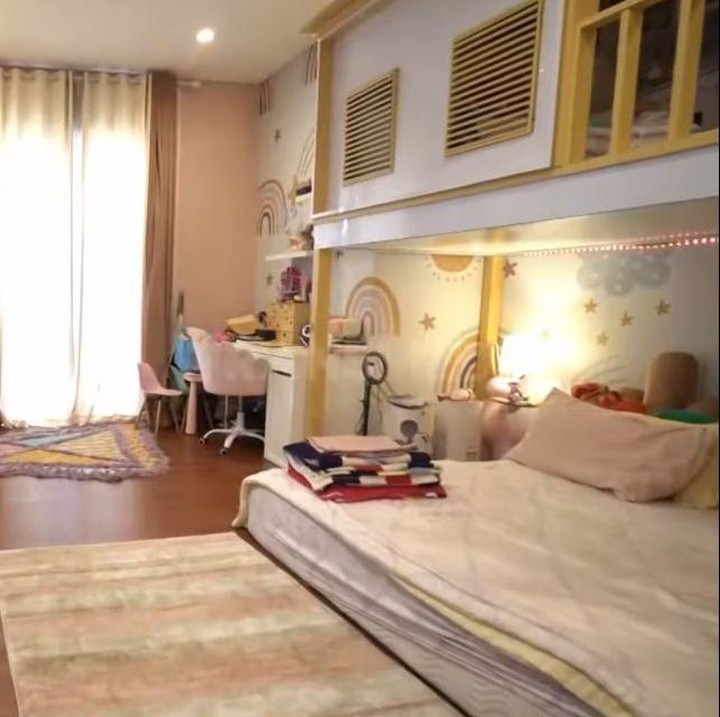 <p>Kamar anak perempuannya yang kedua, Caca, didominasi dengan warna pink. Bahkan, closet dan wastafel yang ada di kamar mandinya juga berwarna pink, lho.  (Foto: YouTube TRANS7 OFFICIAL)</p>