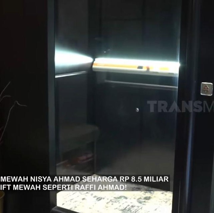 <p>Rumah mewah ini dilengkapi dengan lift. Nisya menceritakan alasannya membuat lift adalah supaya Sang Nenek bisa berkeliling rumahnya hingga ke lantai atas. "Pas bikin rumah ini Mami (Nenek) masih ada, biar Mami bisa datang ke sini kan enggak bisa naik tangga. Jadi, pas rumahnya udah jadi, Mami datang ke rumah langsung seneng banget pengen naik ke atas karena ada liftnya," ujar Nisya. (Foto: YouTube TRANS7 OFFICIAL)</p>