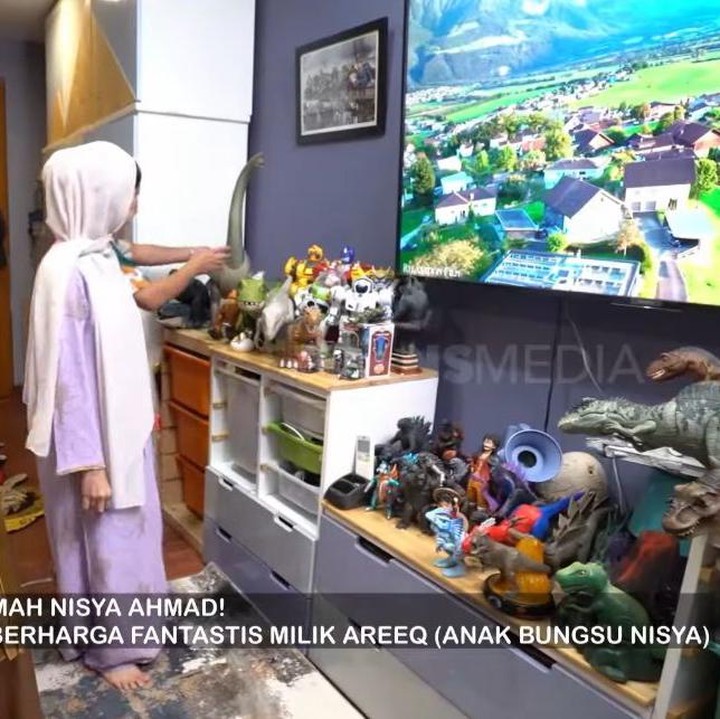 <p>Memasuki kamar anak-anaknya, ini adalah potret kamar anak bungsu Nisya yang bernama Areeq. Kamar anak laki-lakinya ini dilengkapi dengan koleksi dinosaurus yang memiliki harga fantastis. Bahkan, Nisya mengaku bahwa koleksi anaknya ini lebih banyak dibelinya di luar negeri. "Iya soalnya dia suka banget sama dino. Nyarinya enggak di sini, di luar negeri," ujar Nisya, dikutip dari kanal <em>YouTube TRANS7 OFFICIAL</em>, Kamis (4/7/2024). (Foto: YouTube TRANS7 OFFICIAL)</p>