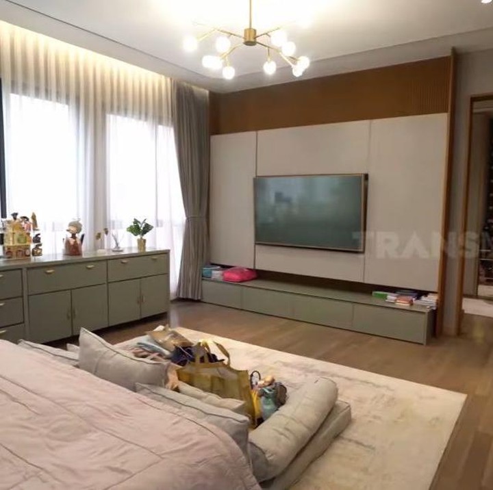 <p>Memasuki kamar Nisya dan Sang Suami, ia menceritakan kamarnya ini pernah mengalami kebocoran saat awal pindah rumah. "Sekali ambruk kayak air terjun sampai ke kamar anak-anak. Waktu yang banjir kamar ini baru sebulan (pindah), bocor sampai airnya semata kaki," jelas Nisya. (Foto: YouTube TRANS7 OFFICIAL)</p>