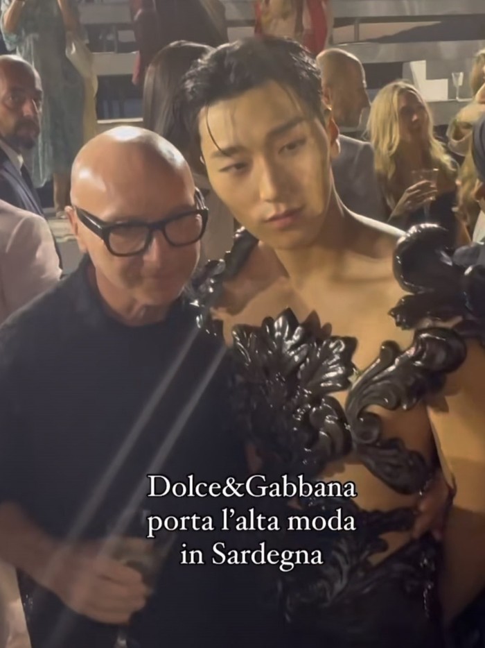 San tampak menikmati acara tersebut. Bahkan, ia juga berinteraksi dan berpose dengan para bintang besar, seperti supermodel Naomi Campbell, Alessandra Ambrosio, hingga desainer Domenico Dolce./ Foto: instagram.com/mffashion_com