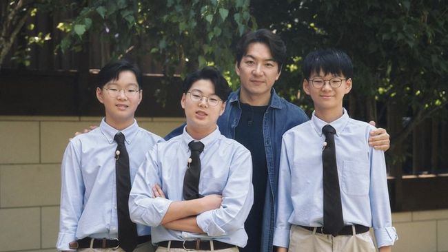 Trio kembar Song Dae-han, Song Min-guk, serta Song Man-se kembali viral setelah menjadi tamu You Quiz on the Block bersama ayah mereka, Song Il-gook.