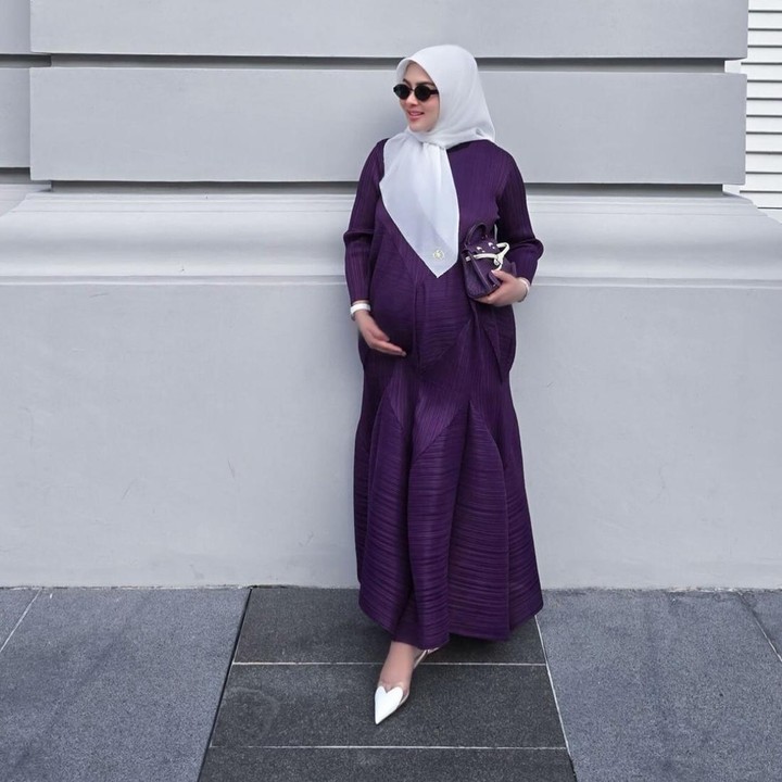 <p>Gaya Syahrini dengan dress polos berwarna ungu gelap juga membuatnya terlihat cantik. Tampak simpel, ia memadukan busana itu dengan hijab segi empat putih tanpa motif. (Foto: Instagram @princessyahrini)</p>