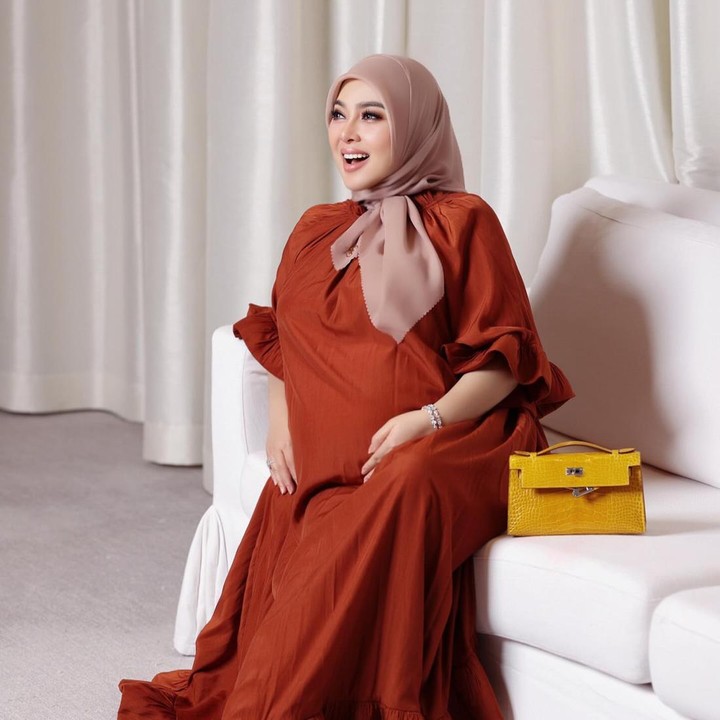 <p>Kali ini, Syahrini memakai <em>maternity dress</em> beraksen <em>ruffle.</em> Warna bumi membuat istri Reino Barack terlihat lebih memesona. Ia mengombinasikan warna <em>terracotta</em> dan cokelat muda. (Foto: Instagram @princessyahrini)</p>