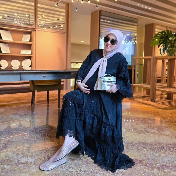 <p>Syahrini tengah menikmati masa kehamilan. Ia kerap membagikan potret OOTD dengan padu padan baju hamil yang <em>fashionable,</em> Bunda. Dalam foto yang dibagikan, Syahrini tampil simpel dengan <em>dress</em> beraksen <em>lace</em> warna hitam yang dipadukan dengan hijab bernuansa <em>earthy tone.</em> (Foto: Instagram @princessyahrini)</p>