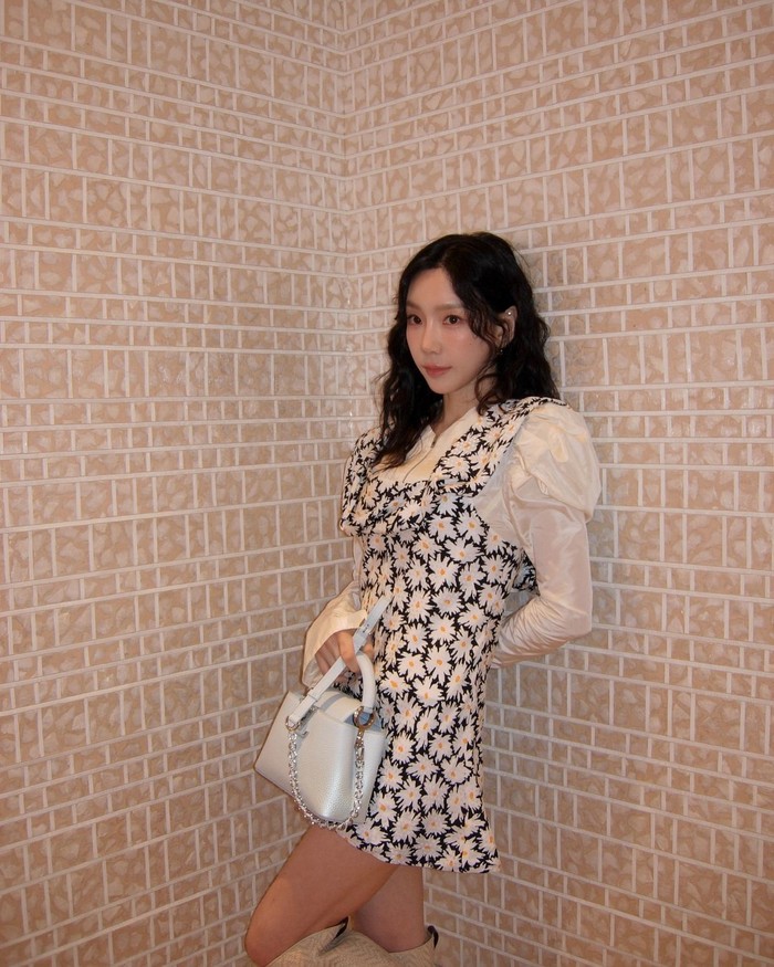 Taeyeon memadukan dress bunga-bunga dengan blouse putih untuk menciptakan tampilan daily yang fleksibel. Tampilan ini juga cocok dipakai di berbagai kesempatan dan tetap menampilkan kesan girlish yang cute. / Foto: Elle Korea