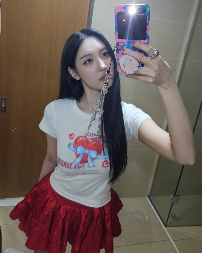 Tampil lebih trendi dan imut bisa ditampilkan dengan rok mini bersiluet balon dengan lipit padat seperti Sunmi. Ia memamerkan aura uniknya dalam balutan kaus oblong bermotif kitsch dan rok lipit merah. / Foto: Elle Korea