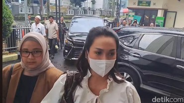 img-title Tengku Dewi Putri Bongkar Aib Andrew Andika, Tak Mau Bayar Utang