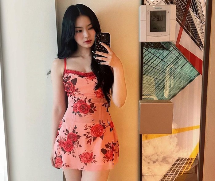Tidak hanya menonjolkan motif bunga pada dress-nya, Isa juga memakai warna merah yang menunjukkan keberanian. Kombinasi ini memberikan kesan kuat, anggun, dan percaya diri. / Foto: Instagram/isamovingon
