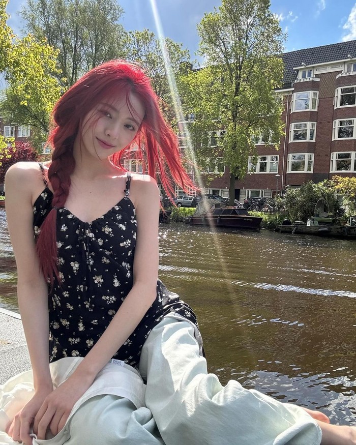 Yuna memakai dress hitam bunga-bunga bergaya slip yang manis dan sempurna untuk musim panas. Ia menambahkan celana baggy panjang untuk tampilan yang lebih chic. / Foto: Elle Korea