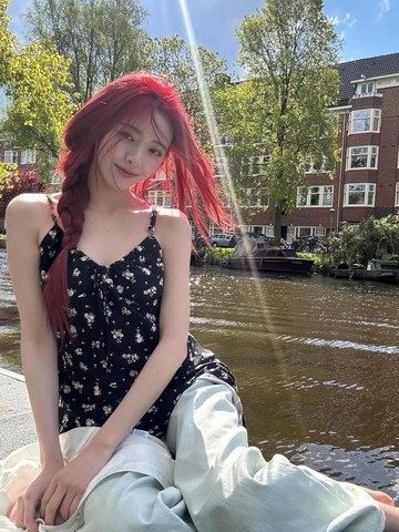 Tampil Segar di Musim Panas: Simak Inspirasi 5 Outfit Floral Dress ala Idol K-Pop