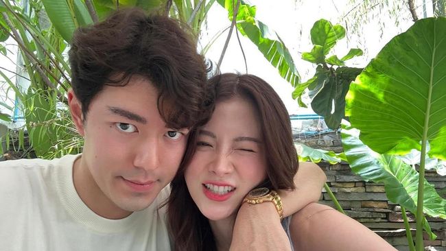 Pasangan aktor hit Thailand, Baifern Pimchanok dan Nine Naphat, putus setelah berpacaran sekitar dua tahun.