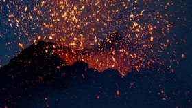 FOTO: Kobar Lava Merah di Tengah Amukan Gunung Etna