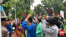 Demo di Kemkominfo, Mahasiswa Bawa Simbol 'Kartu Merah'