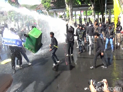 Demo Mahasiswa di Kantor Bupati Lumajang Diwarnai Kericuhan, 1 Orang Luka