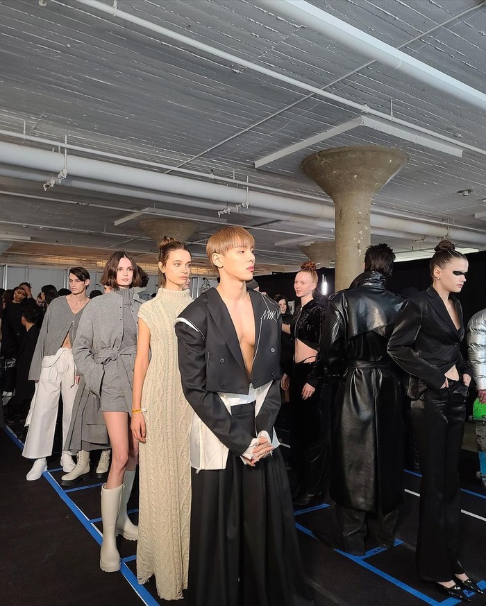 Ditunjuk sebagai model runway, leader MONSTA X, Shownu, memamerkan visual menawan serta kemampuan modeling yang mengesankan dalam balutan koleksi terbaru MMAM, CHARMS, dan KIMMY.J di Concept Korea FW24 di NYFW./ Foto: instagram.com/shownuayo
