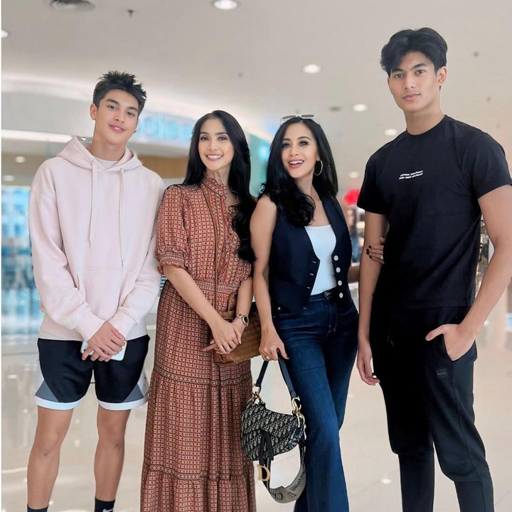 <p>Belakangan ini, Putra Maudy Koesnaedi dan Diah Permatasari tengah menjadi sorotan. Mereka adalah Eddy Maliq Meijer dan Marciano Nicholas Reynard. Keduanya berparas tampan hingga mencuri hati netizen. (Foto: Instagram @maudykoesnaedi)</p>