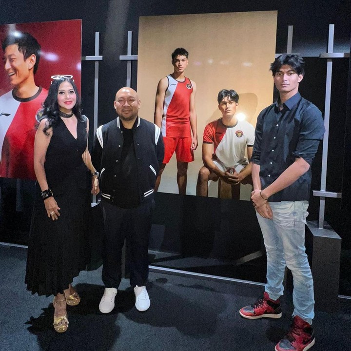 <p>Jersey Merah Putih yang dikenakan oleh Eddy dan Marco merupakan hasil rancangan desainer Didit Hediprasetyo, putra dari Prabowo Subianto dan Titiek Soeharto. (Foto: Instagram @maudykoesnaedi)</p>