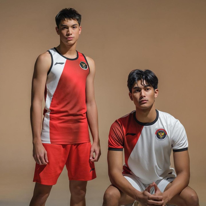 <p>Baru-baru ini, keduanya kembali dibicarakan karena muncul dalam sesi pemotretan. Mereka menjadi model busana Jersey Merah Putih. Busana itu dirancang untuk Tim Nasional Indonesia yang akan bertanding di ajang Olimpiade 2024 di Paris. "Sekarang pakai jersey-nya dulu ya. Semoga nanti dikasih kesempatan juga membawa nama Indonesia. Aamiin YRA," tulis Maudy dalam unggahan fotonya. (Foto: Instagram @maudykoesnaedi)</p>