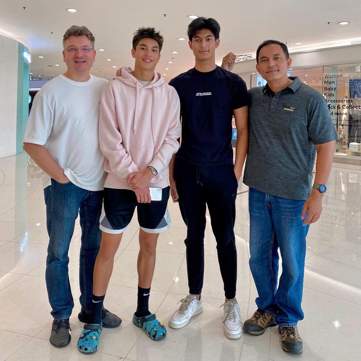 <p>Potret kebersamaan Eddy dan Marco tak pernah gagal menjadi sorotan netizen. Tak sedikit yang melontarkan komentar mereka. "Ohh itu anaknya mba Maudy sama mba Diah.. Dari kemarin penasaran itu atlet apa yaa kok ganteng-ganteng banget.. Ditambah jerseynya kerenn banget," kata akun @niacom****. "Masya Allah double combo ini judulnya," ucap @rartr*** (Foto: Instagram @maudykoesnaedi)</p>