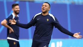 FOTO: Jelang Lawan Portugal, Mbappe Buka Topeng