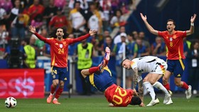 Momen Spanyol vs Jerman: Tekel Brutal Kroos kepada Pedri Tak Ada Kartu