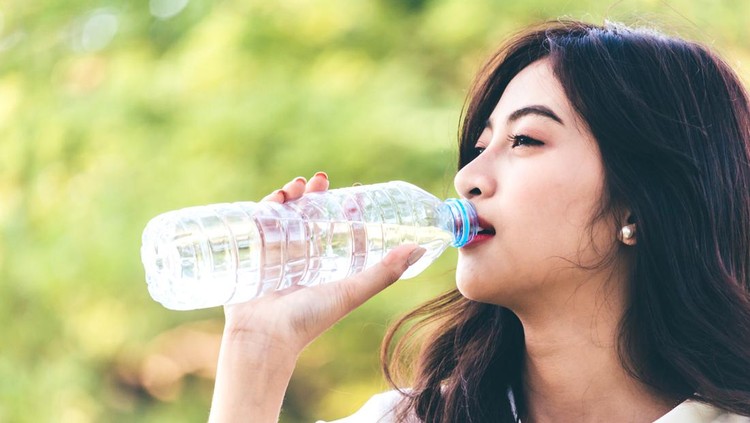 Ilustrasi Minum Botol Plastik
