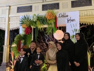 7 Potret Kelima Anak Rayakan Anniversary Pernikahan Irfan Hakim & Della yang ke-17