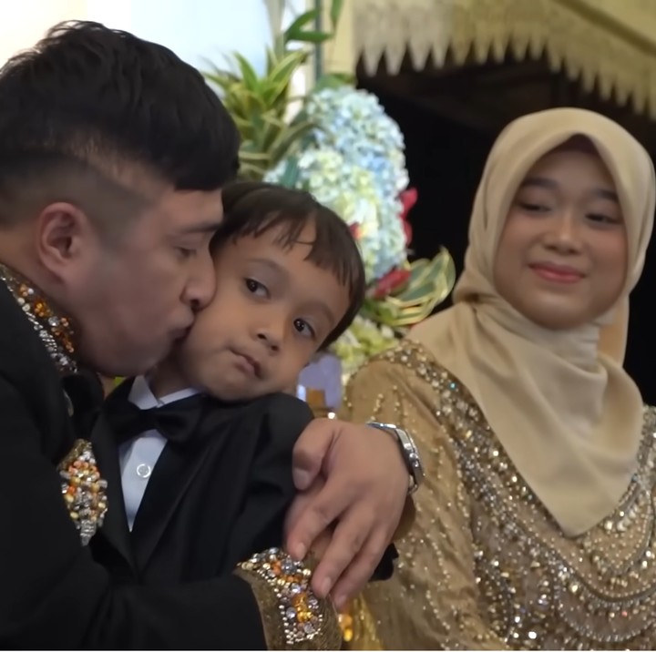 <p>Momen tersebut terasa semakin haru ketika anak bungsu Irfan Hakim dan Della yang bernama Dzaky menghambur ke pelukan sang Ayah. Irfan Hakim pun menciumnya dengan penuh sayang. (Foto: YouTube deHakims Story)</p>