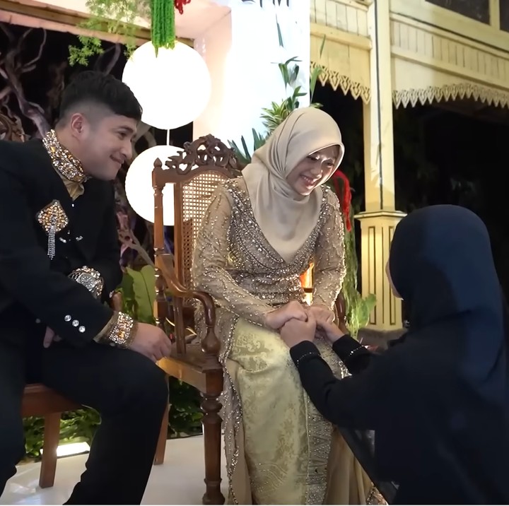 <p>Anak-anak Irfan dan Della bersimpuh di hadapan orang tua untuk berterima kasih atas segala kasih sayang dan dukungan mereka. Anak-anak tersebut juga meminta maaf apabila ada perbuatan dan perkataan yang tidak berkenan di hati Ayah dan Ibunda. "Perjalanan cinta Ayah dan Bunda selama ini akan menjadi inspirasi dan pelajaran berharga untuk masa depan," ucap si sulung Aisha yang kemudian memeluk Ayah dan Ibunda. (Foto: YouTube deHakims Story)</p>