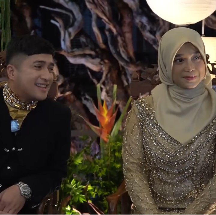 <p>Momen perayaan ulang tahun yang ke-17 terasa semakin istimewa dengan kehadiran anak-anak mereka yaitu Aisha, Bhavna, Bhiyana, Chafidz, dan Dzaky. Masing-masing dari mereka menyampaikan isi hatinya kepada kedua orang tua yang duduk di pelaminan. (Foto: YouTube deHakims Story)</p>