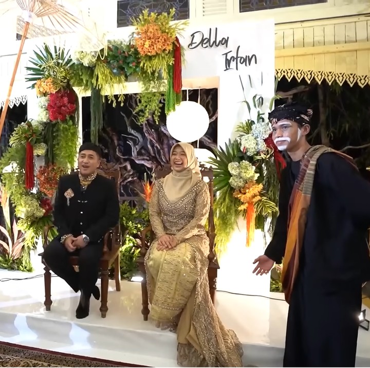 <p>Pasangan ini duduk di kursi pelaminan sambil dikelilingi oleh para tamu undangan yang terdiri dari keluarga dan kerabat tercinta. Di kesempatan itu, Irfan juga berbicara langsung kepada sang istri dengan menyampaikan kalimat menyentuh. (Foto: YouTube deHakims Story)</p>