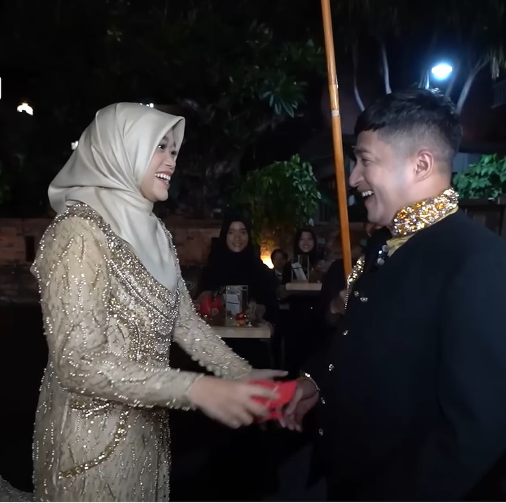 <p>Dalam unggahan yang dibagikan, Irfan Hakim mengungkapkan isi hatinya kepada sang istri. "Kamu datang dengan kesederhanaan dan aku mencintaimu karenanya.. Jangan lelah bergandengan tangan sayang @dellasip, untuk menguatkan cinta kita, sekarang, juga nanti," tulis Irfan di keterangan video. (Foto: YouTube deHakims Story)</p>