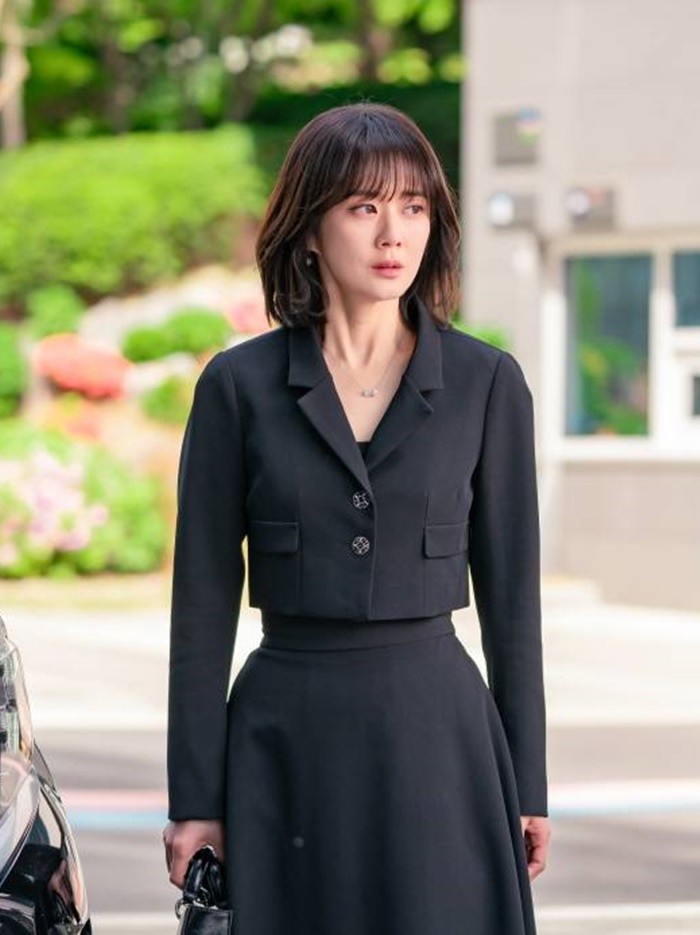 Jang Nara menggunakan setelan rok berwarna hitam polos yang elegan kala berperan sebagai CEO perusahaan furnitur di drama My Happy Ending./ Foto: hancinema.net