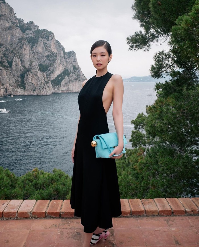 Jennie BLACKPINK kembali menjadi sorotan dunia saat debut sebagai model runway untuk menutup JACQUEMUS FW24 “LA CASA” SHOW di Capri, Italia, dalam rangka perayaan anniversary ke-15 merek fashion asal Prancis tersebut./ Foto: instagram.com/jennierubyjane