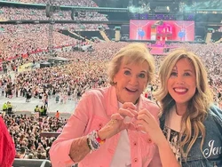 Nenek 90 Tahun Ini Rayakan Ultah dengan Nonton Konser Taylor Swift