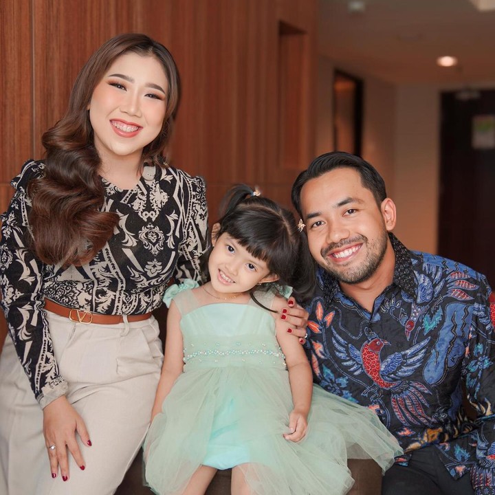 <p>Aisya kerap memanggil Kiky dengan julukan Mimmo. Kiky dan Khairi sangat mencintai Aisya dan memperlakukannya seperti anak kandung sendiri. (Foto: Instagram @kikysaputrii)</p>