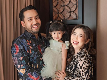 5 Potret Terbaru Kiky Saputri Bareng Suami dan Anak Angkatnya