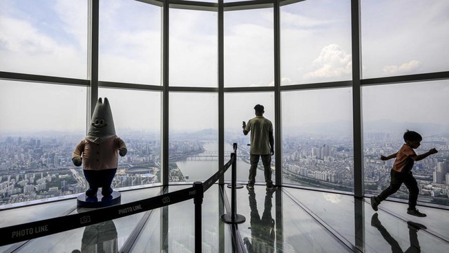 FOTO:Kisah Pembersih Kaca Gedung Pencakar Langit yang Takut Ketinggian