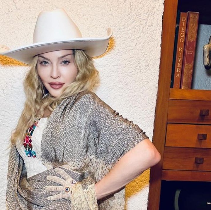 <p>Madonna, penyanyi yang dikenal sebagai ratu pop adala artis dengan kecerdasan di atas rata-rata. Ia memiliki banyak karya yang menginspirasi artis lainnya. Penyanyi yang sudah lama terjun di industri musik ini memiliki IQ 140. (Foto: Instagram @madonna)</p>