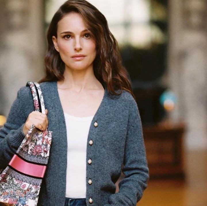 <p>Natalie Portman, aktris pemain <em>Star Wars</em> ini juga dikenal dengan kecerdasannya. Ia memiliki IQ yang lumayan tinggi, yakni 140. Selain itu, Natalie Portman merupakan lulusan dari Harvard University.(Foto: Instagram @natalieportman)</p>