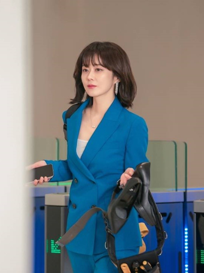 Office looks tidak perlu melulu warna netral. Beauties bisa tiru gaya Jang Nara yang mengenakan setelan blazer double breasted warna biru ini./ Foto: hancinema.net