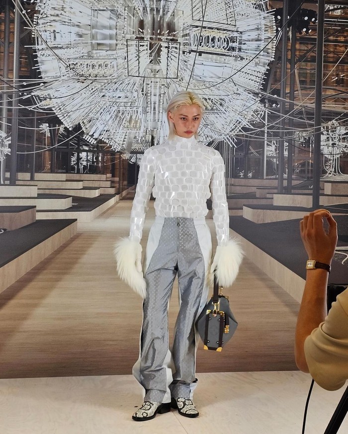 Pada awal tahun 2024, Felix Stray Kids melenggang di panggung Louis Vuitton Women’s Fall-Winter 2024 Show di Paris Fashion Week. Bak model profesional, penampilan debutnya sebagai model runway menuai banyak pujian./ Foto: instagram.com/yong.lixx