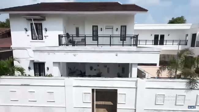 Halaman Belakang Jadi Tempat Bukber, 9 Potret Rumah Umi Pipik Nuansa Timur Tengah