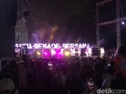 Diiringi Hujan, JKT48 Hangatkan Suasana Malam Prambanan Jazz Festival 2024