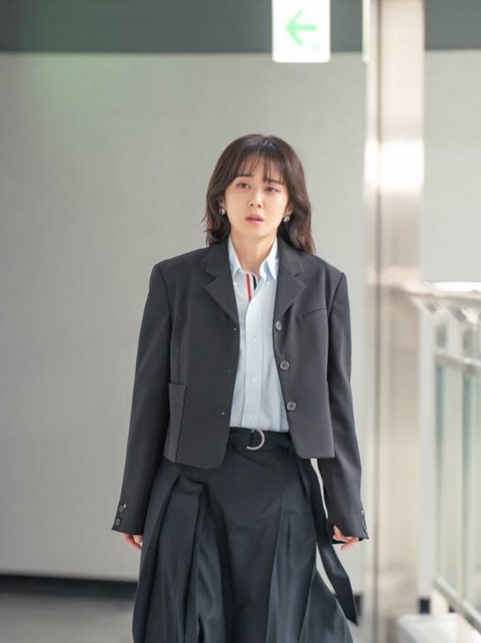 Perpaduan kemeja berwarna terang dengan rok dan blazer berwarna senada ala Jang Nara berikut ini sangat cocok untuk dipakai ke kantor./Foto: hancinema.net