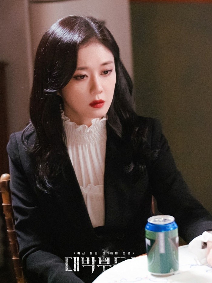 Perpaduan ruffle collar shirt berwarna putih dengan blazer hitam ala Jang Nara ini memberi kesan yang feminin sekaligus put together./Foto: hancinema.net