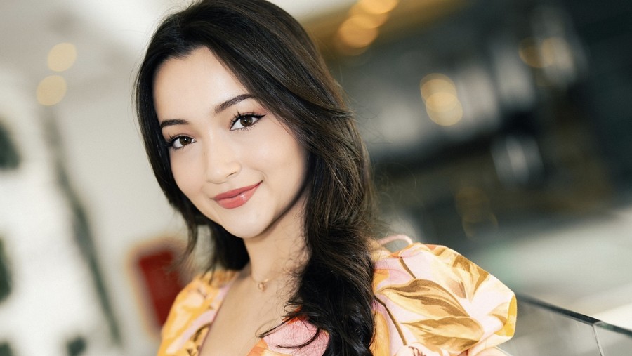 Pesona Megan Domani Saat Kulineran di Beach Club hingga Ngemil Es Krim